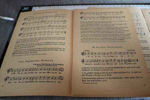 zwei Liederblätter der Hitler-Jugend